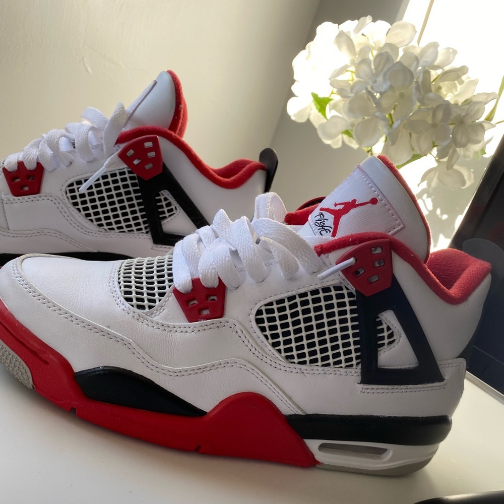 Jordan’s Fire Red 4s Size 6Y BASICALLY BRAND NEW